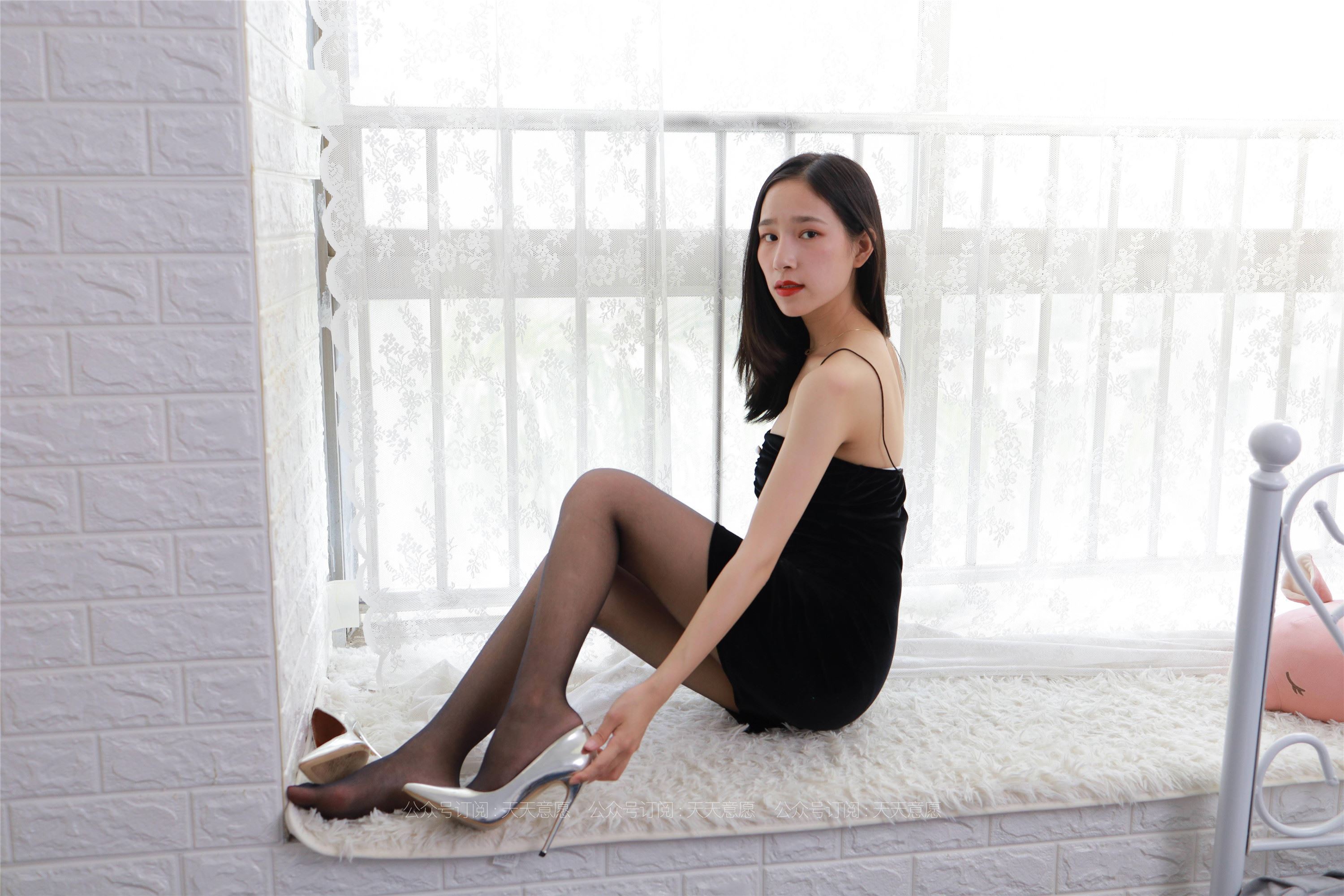 IESS异思趣向  2021.08.09 丝享家884：美子《黑色吊带裙》